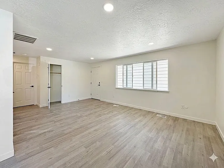 1243 S Security Ln — Photo 2