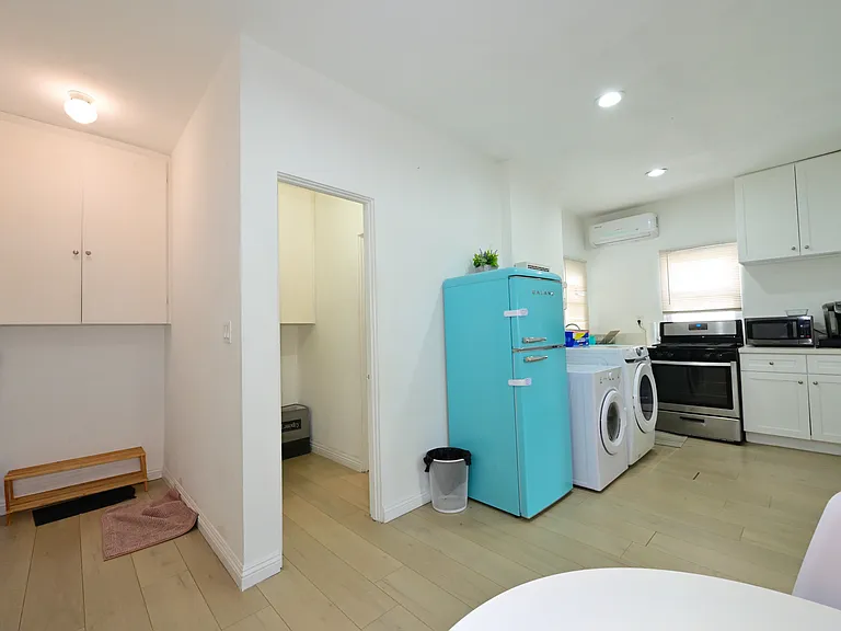 Fully upgraded and fully furnished spacious and bright apartment across from PCC. perfect for caltech and pcc students (we accept co-signer).