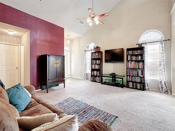 4th image of 914 Aiken Dr