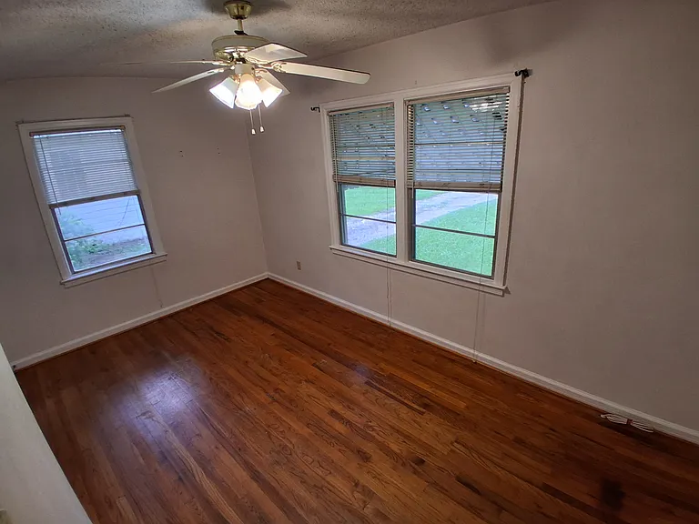 957 Cloverdale Dr — Photo 12