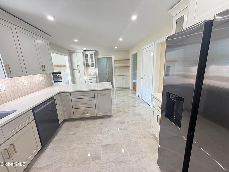 4th image of 27 Dublin Court