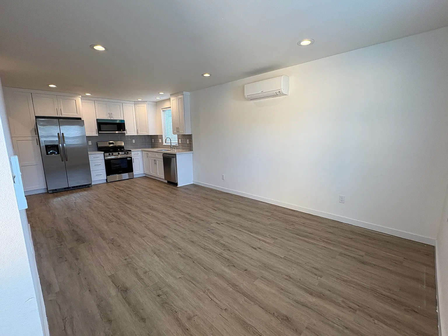 3 bed, 2.5 bath, 1090 sqft, $2,995 — Photo 3