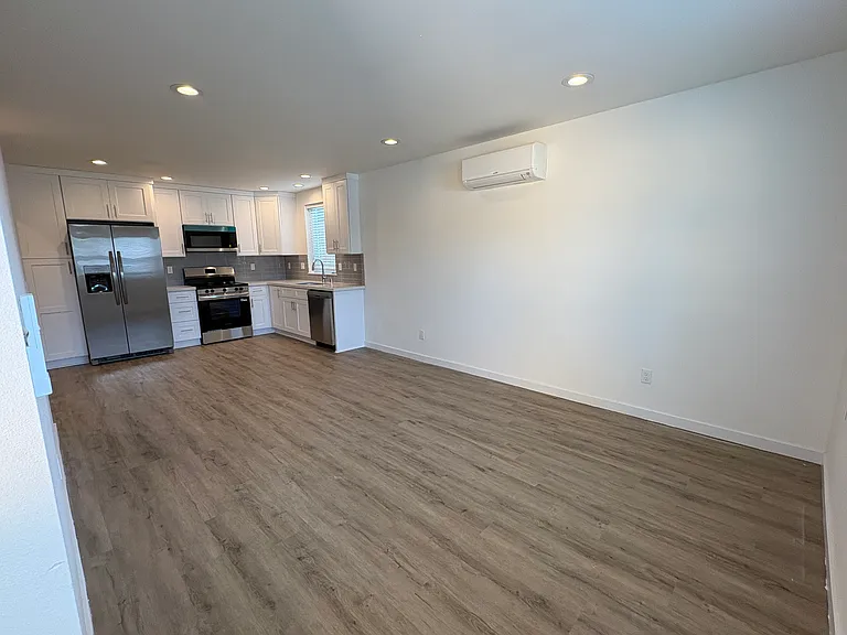 5017 S Roxbury St — Photo 4