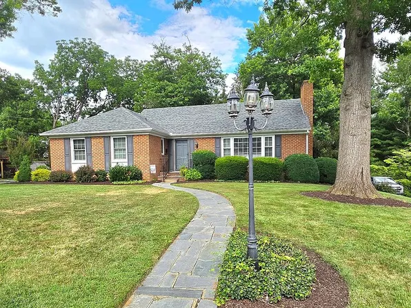 15 Woodland Dr, Staunton, VA 24401