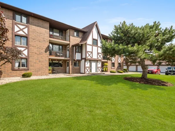 10531 S Roberts Rd APT 2D, Palos Hills, IL 60465