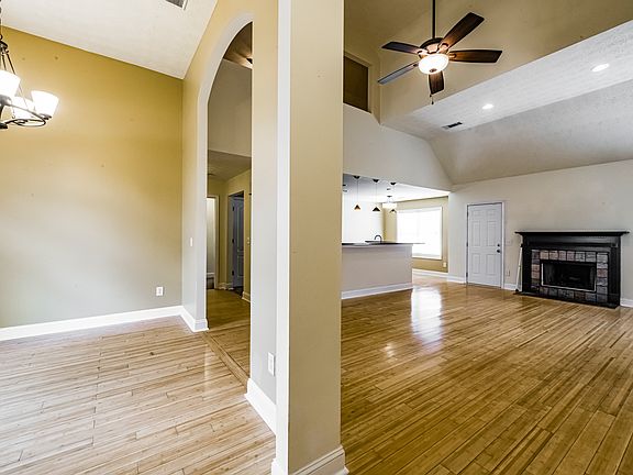 5th image of 30 Rivercrest Ln