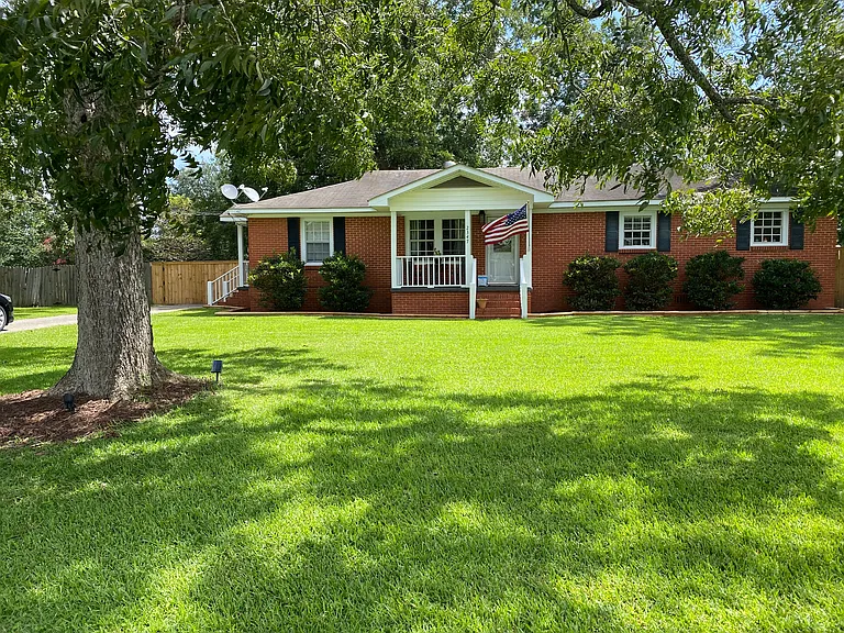2347 Capital Dr — Photo 2