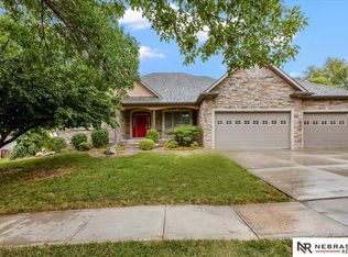 8630 Oakmont Dr, Lincoln, NE 68526
