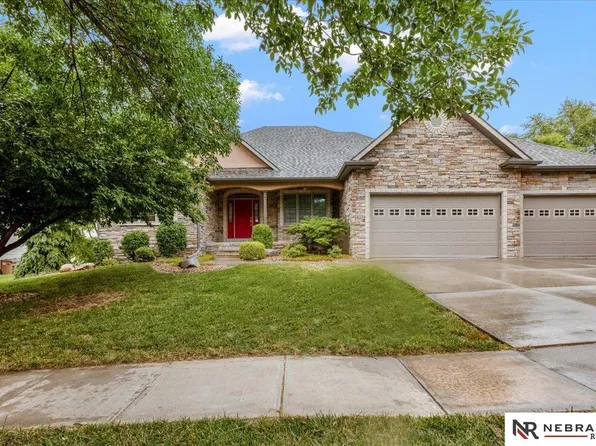 8630 Oakmont Dr, Lincoln, NE 68526