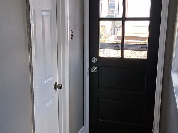 4th image of 910 Brown St