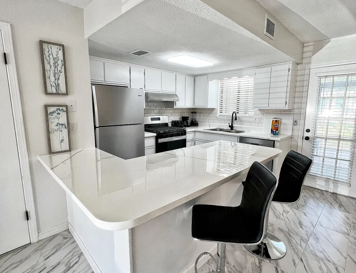 2 bed, 1.5 bath, 972 sqft, $2,200 — Photo 2