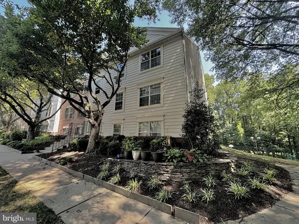 3800 Green Ridge Ct APT 302, Fairfax, VA 22033