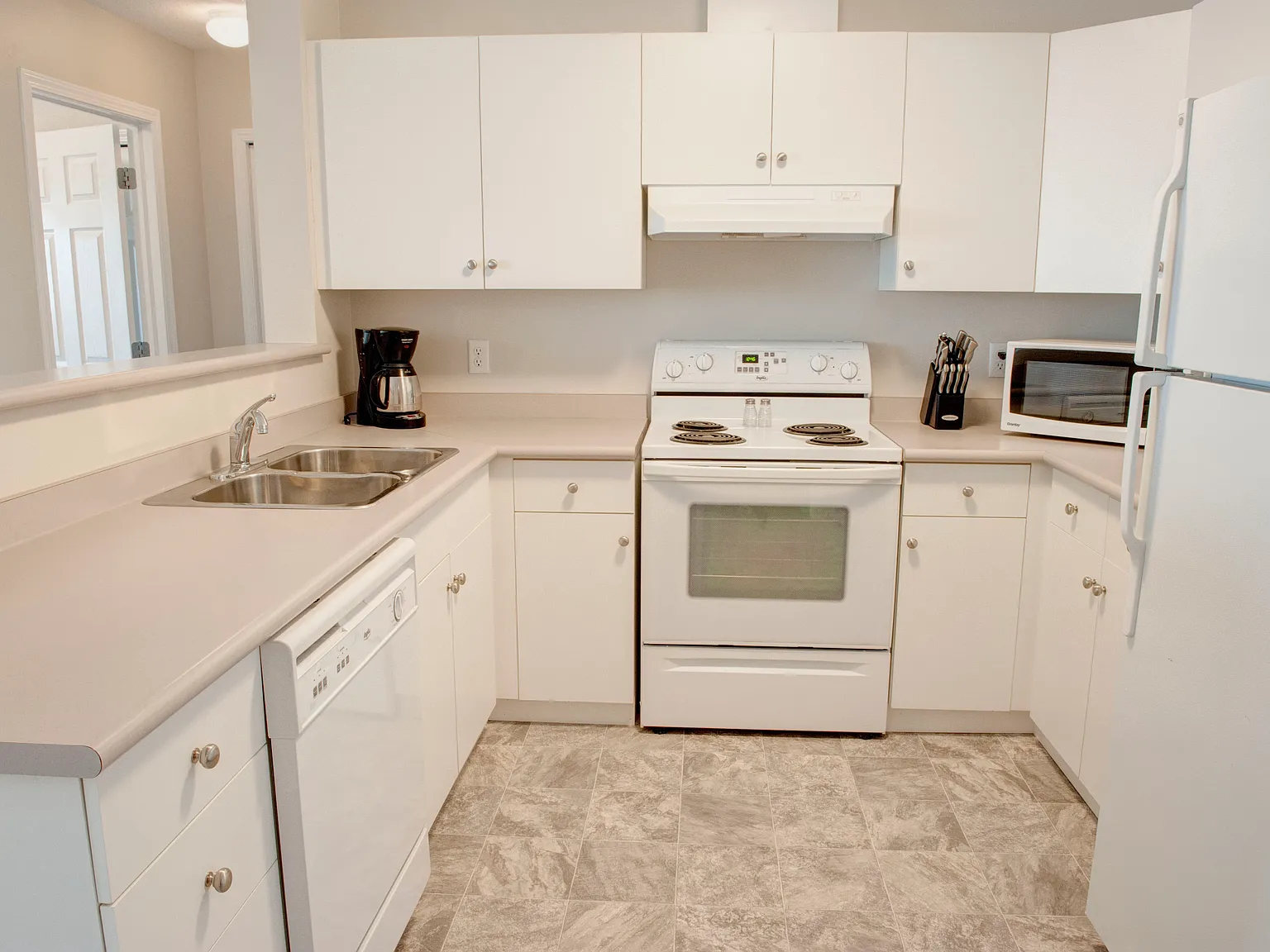 Lakewood Manor Apartments — Photo 3