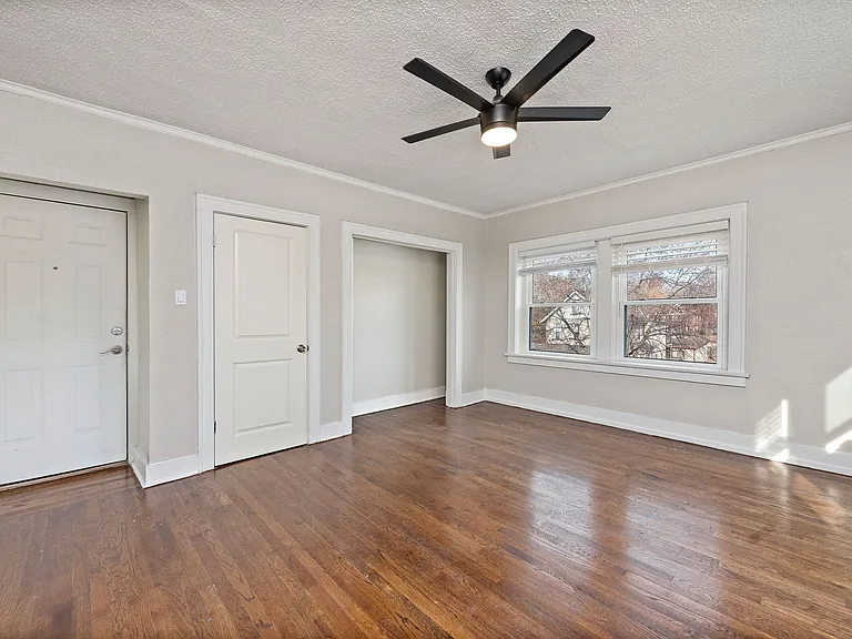 901 E Linwood Blvd — Photo 43