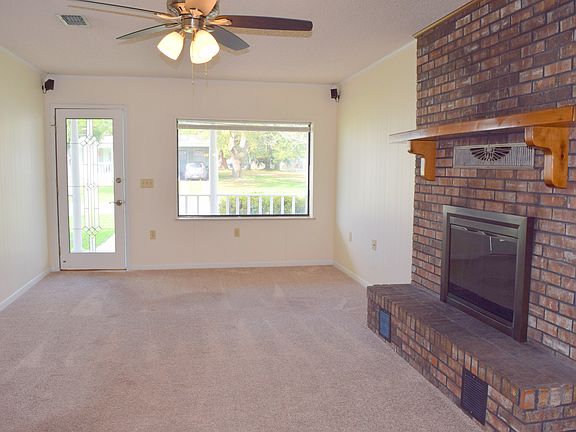 Large liv-working fireplace