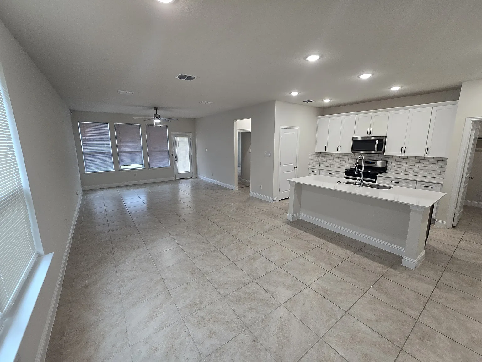 4 bed, 2728 sqft, $2,995 — Photo 4