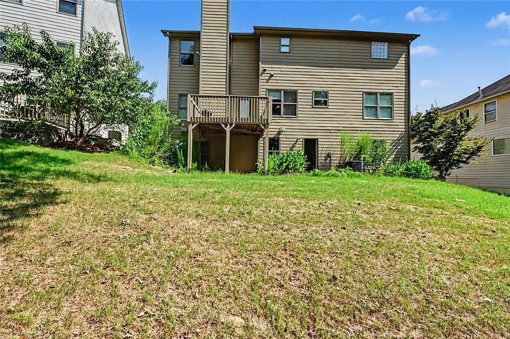 4 bed, 2.5 bath, 2442 sqft, $2,550 — Photo 2