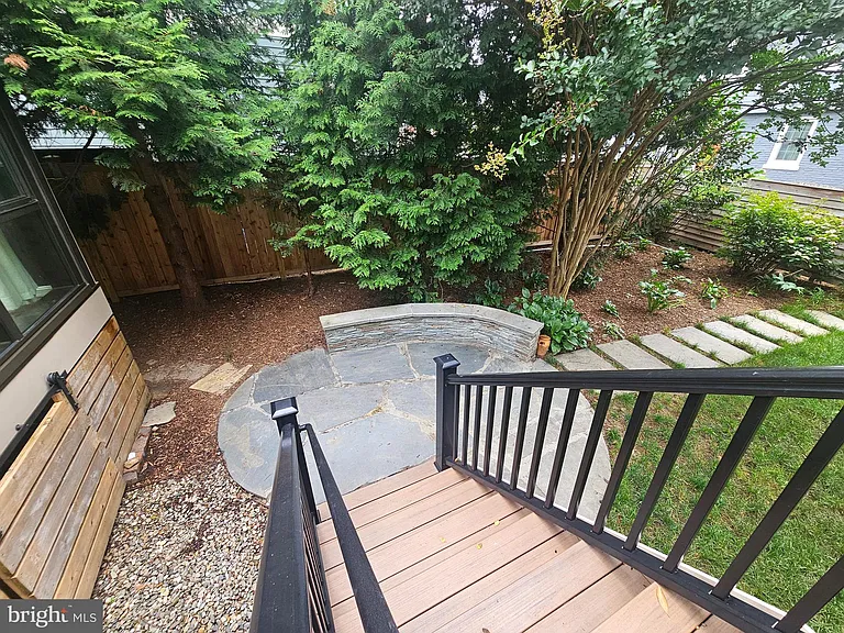102 E Oak St — Photo 17