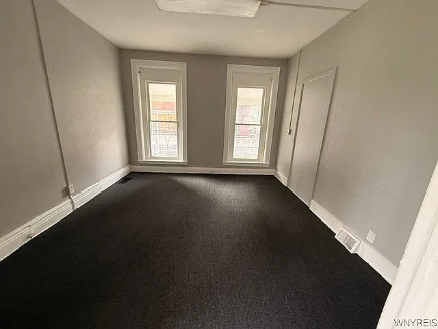 491 Emslie St — Photo 5