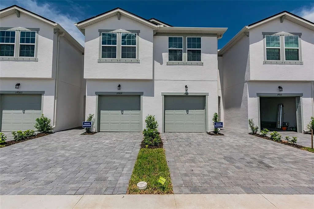 3 bed, 2.5 bath, 1667 sqft, $2,500 — Photo 2