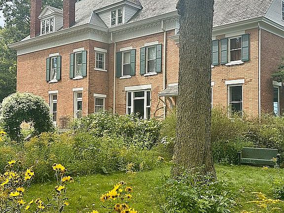 2nd image of 210 E Chestnut St