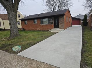 21611 Bon Brae St, Saint Clair Shores, MI 48081