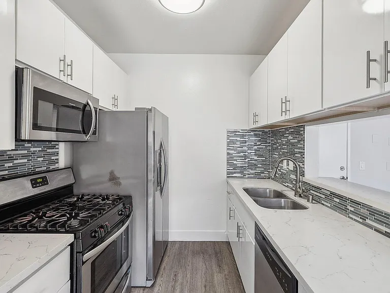 Catalina Apartments — Photo 10