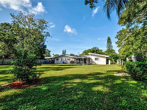 4th image of 419 Shore Dr E