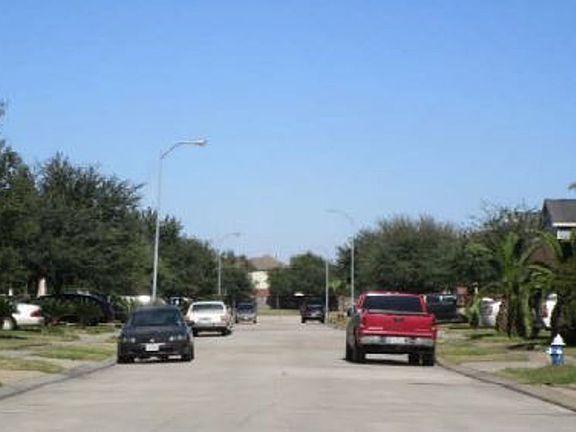 Exterior Neighborhood (street photo)