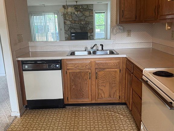 3rd image of 8275 Golf Ridge Dr