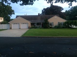 18 Roving Rd, Levittown, PA 19056