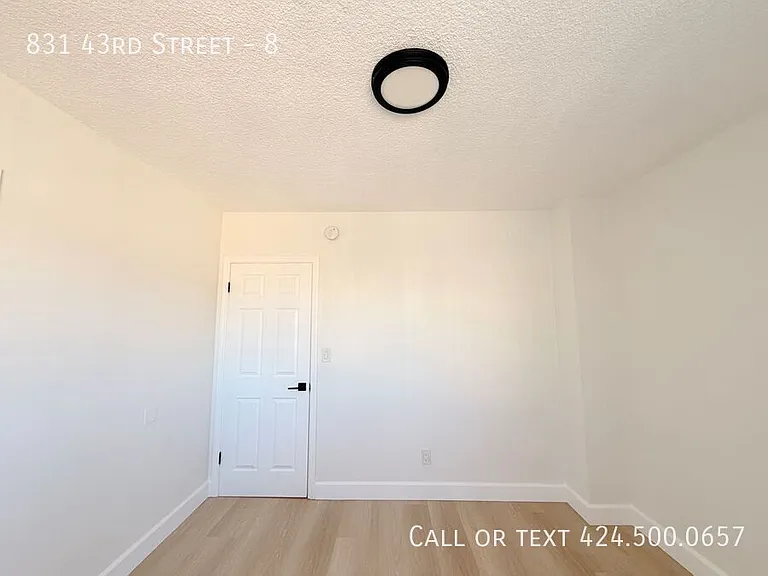 831 W 43rd St #8 — Photo 17