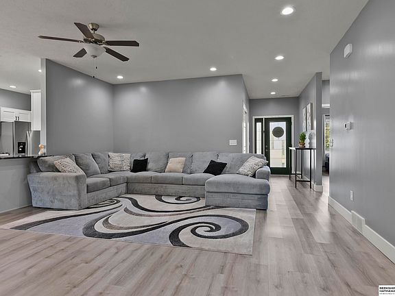 5th image of 1100 Iris Ave