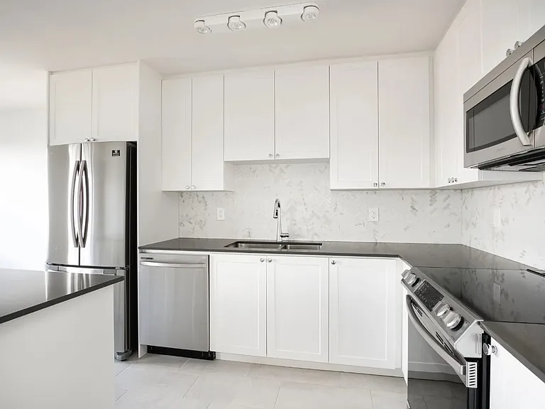 7411 Yonge St — Photo 1