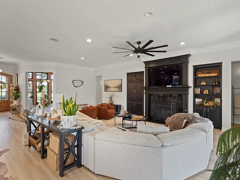 1504 Brook Ln — Photo 3