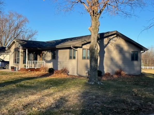 924 Charles St, Falls City, NE 68355