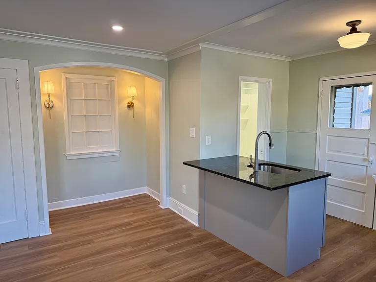 914 Buenzli Ct #2R — Photo 2