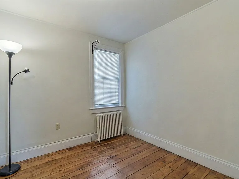 30-32 Sherman St - Lakefront Living, Right in the Heart of Burlington — Photo 15