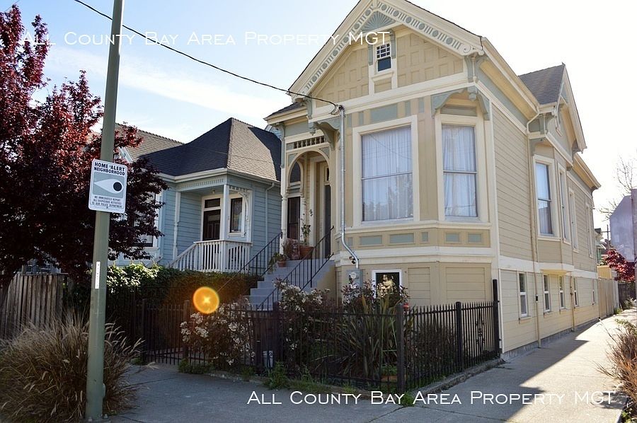 2nd image of 1100 Campbell St