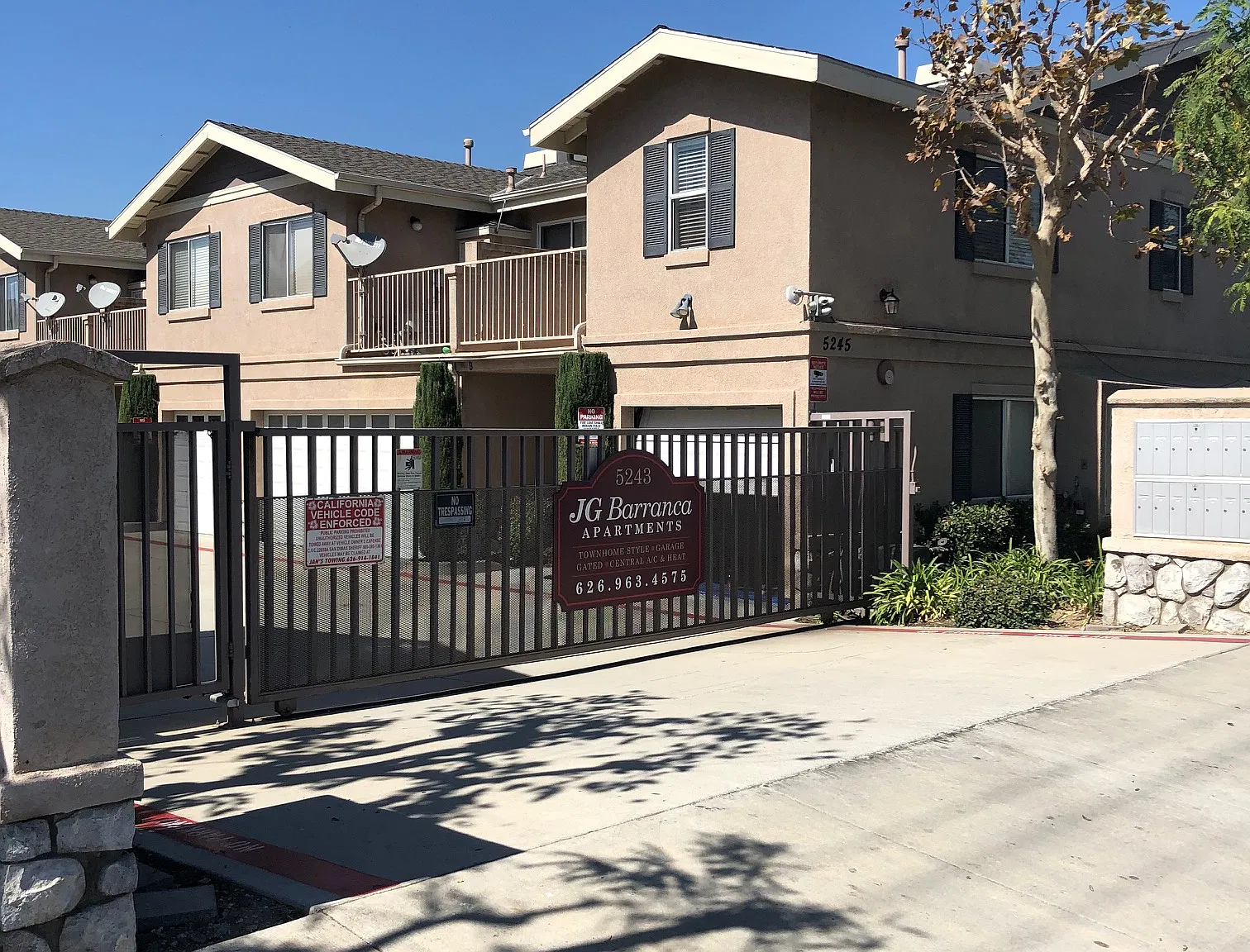 2 bed, 1.5 bath, 1239 sqft, $2,595 — Photo 2