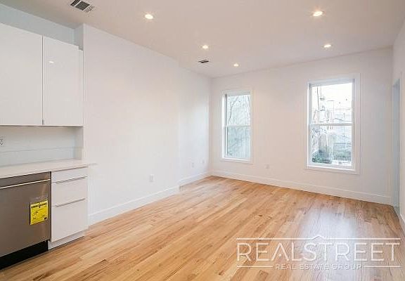 3rd image of 290 Smith St #2