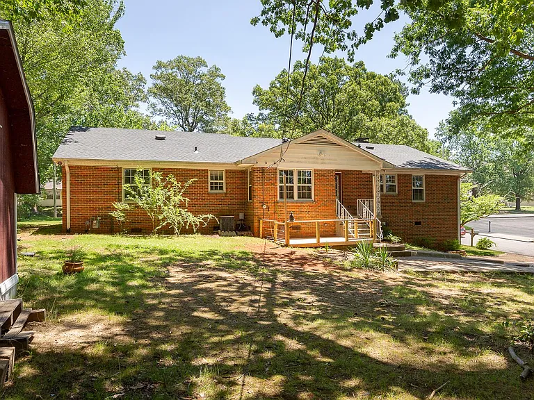 901 N Pine St — Photo 27