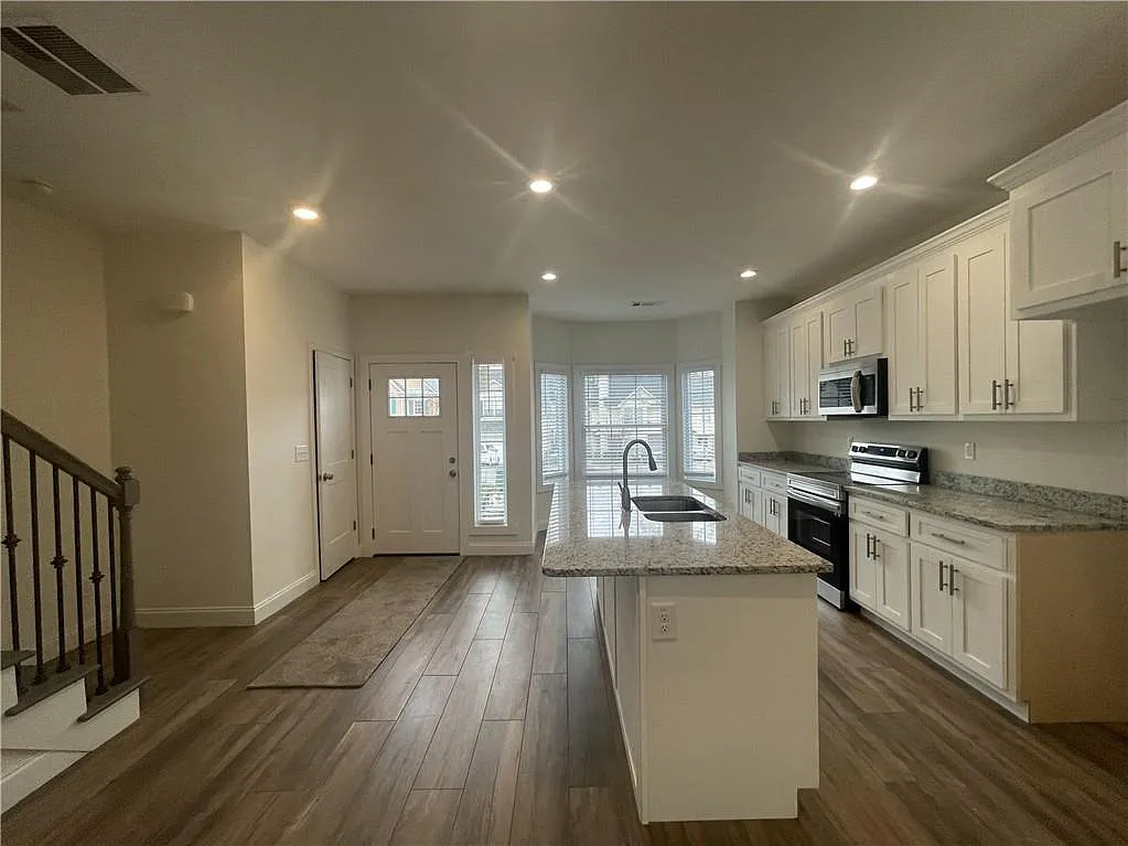 4 bed, 3.5 bath, 2000 sqft, $2,600 — Photo 2