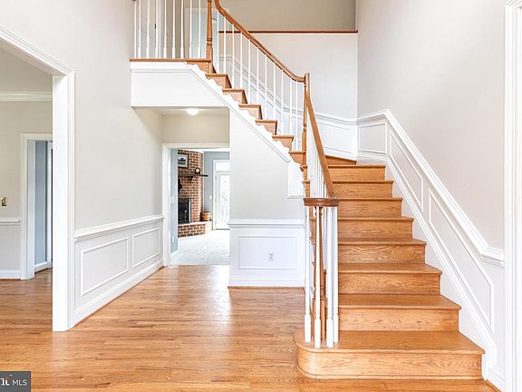 3rd image of 10925 Falls Rd