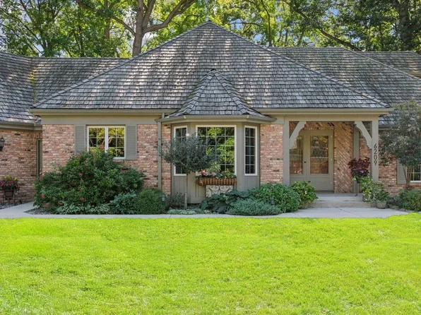 6209 Saint Albans Cir, Edina, MN 55439