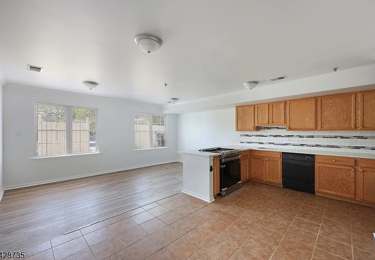 566 Pennsylvania Ave #E2 — Photo 2
