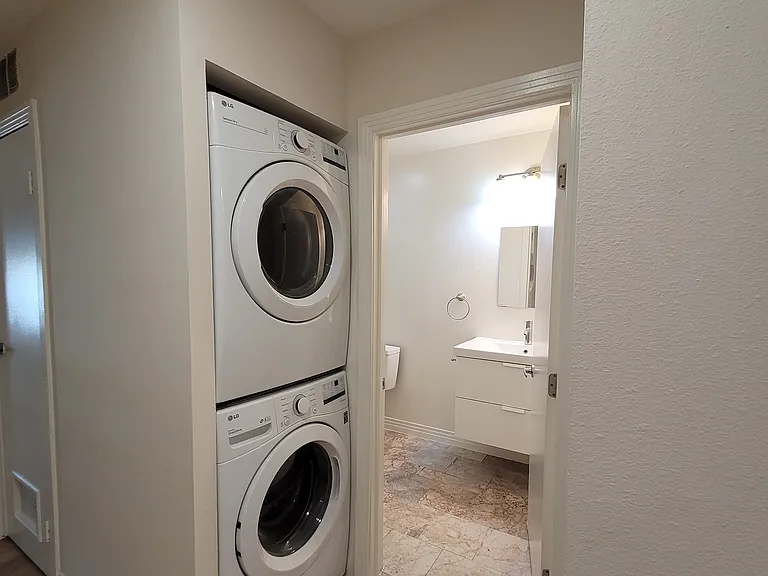 New Hampshire Apartments — Photo 17