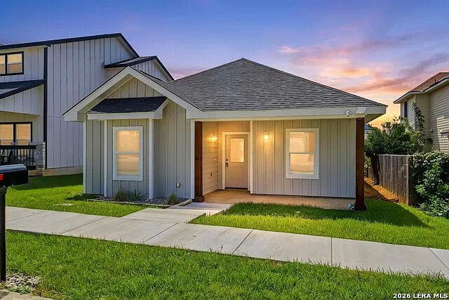 3 bed, 2.0 bath, 1411 sqft, $1,900 — Photo 1