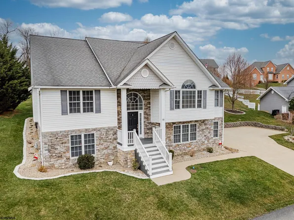 44 Mescal Ln W, Morgantown, WV 26501
