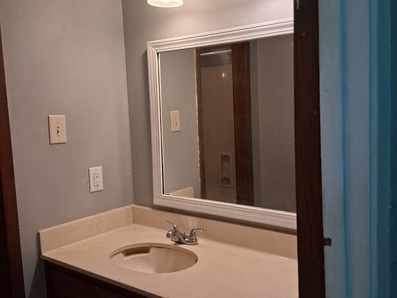 3rd image of 15855 S Sunderland Ave #B